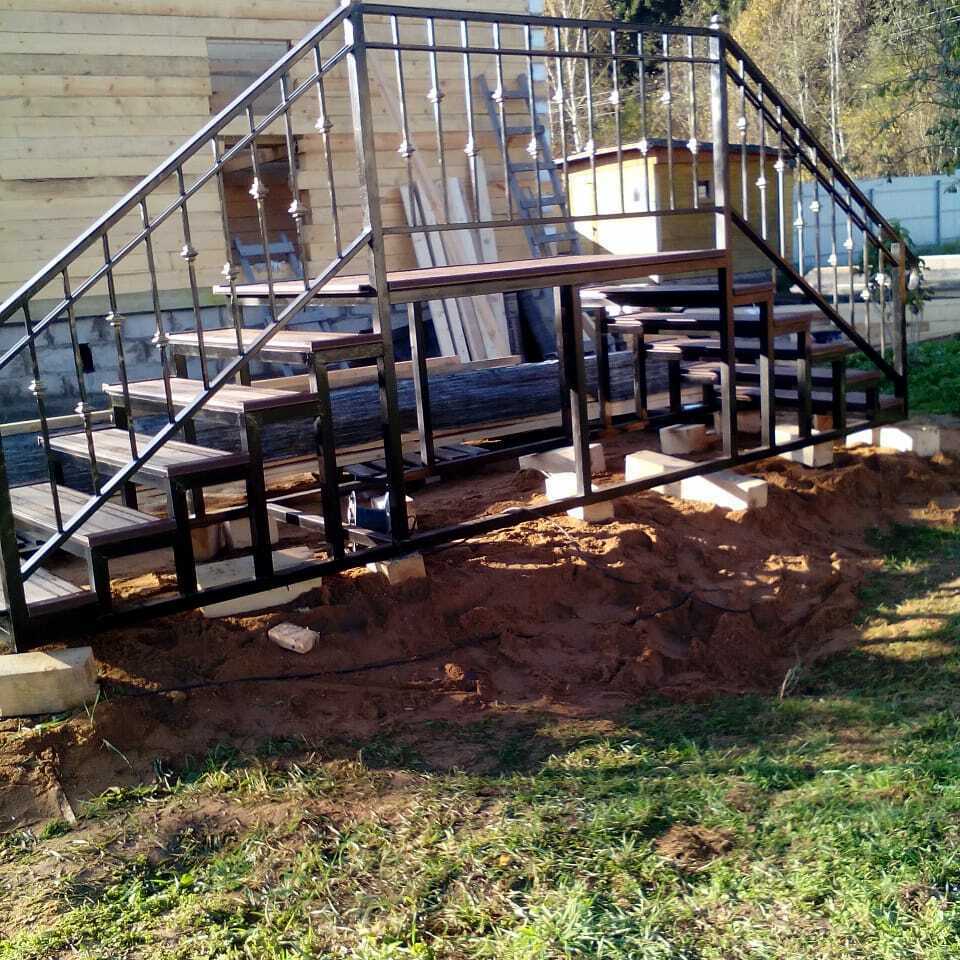 крыльцо в две стороны. металлическое крыльцо на две стороны